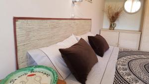 1 dormitorio con 1 cama grande con almohadas marrones en Apartament Torrellenc, en Torrelles de Foix