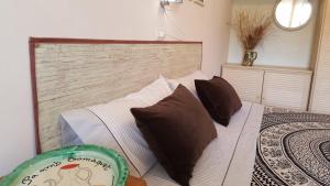 a bedroom with a large bed with brown pillows at Apartament Torrellenc in Torrellas de Foix