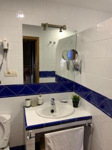 A bathroom at ALTO DE LA RESERVA