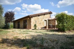 mały kamienny dom z werandą i patio w obiekcie Agriturismo Il Santo w Greve in Chianti