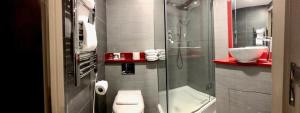 A bathroom at Maitrise Hotel Edgware Road &ndash; London 