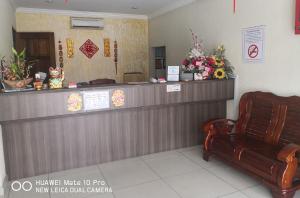 a waiting room with a counter and a chair at Hotel Bandar Baru Menglembu in Ipoh