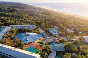 Luftblick auf ein Resort und den Strand in der Unterkunft K'gari Beach Resort in Fraser Island