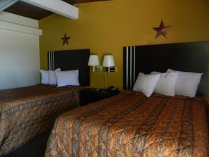 Ένα ή περισσότερα κρεβάτια σε δωμάτιο στο Freer Motel