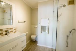 Kylpyhuone majoituspaikassa Laguna Grove Holiday Rentals