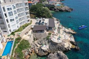 una vista aerea di un hotel e dell'oceano di First line of the sea 1 a Dobra Voda