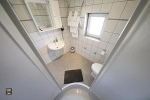 uma vista superior de uma casa de banho com WC e lavatório em Apartment Gordana em Vir