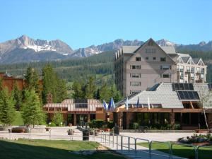 ビッグスカイにあるShoshone Condos at Big Sky Resortの山々を背景にしたホテルの景色