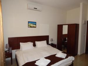 1 dormitorio con 1 cama con 2 toallas en Holy Land Hotel, en Bethlehem