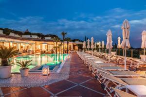 สระว่ายน้ำที่อยู่ใกล้ ๆ หรือใน Madrigale Panoramic Lifestyle & Soulful Hotel