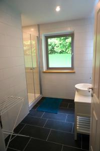 A bathroom at Haus Peter