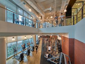 - une salle de sport avec des tapis de course et des tapis de course dans l'établissement Shangri-La The Fort, Manila, à Manille