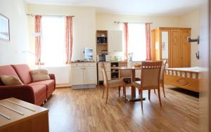 A kitchen or kitchenette at Weingut Familie Schuster