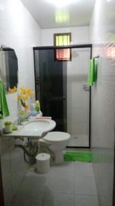 un bagno con wc, lavandino e doccia di Casa Berlinque/ilha Itaparica a Vera Cruz