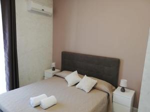 ein Schlafzimmer mit einem Bett mit zwei Kissen darauf in der Unterkunft B & B AMICI DELL'ETNA in Nicolosi
