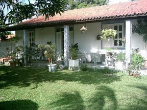 una casa con tavolo e sedie nel cortile di Casa Berlinque/ilha Itaparica a Vera Cruz