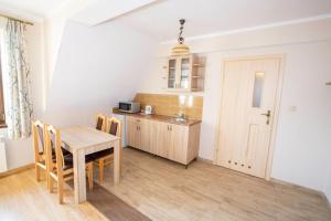 Η κουζίνα ή μικρή κουζίνα στο Ośrodek Wypoczynkowy Górski Zakątek