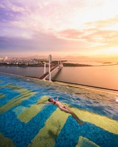 Bazén v ubytování Wyndham Danang Golden Bay nebo v jeho okolí
