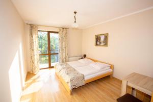 Ένα ή περισσότερα κρεβάτια σε δωμάτιο στο Ośrodek Wypoczynkowy Górski Zakątek