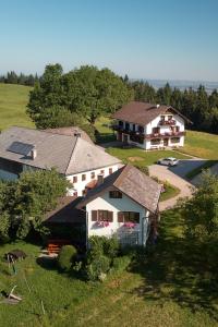 eine Luftansicht eines Hauses und eines Hauses in der Unterkunft Apartment Christine in Weyregg