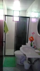 un bagno con wc, lavandino e doccia di Casa Berlinque/ilha Itaparica a Vera Cruz