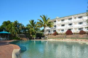 a swimming pool in front of a hotel at K'gari Beach Resort in K'gari Island (Fraser Island)