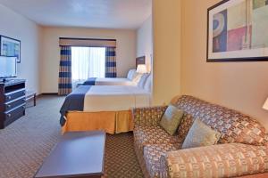 En eller flere senge i et værelse på Holiday Inn Express Delano Highway 99, an IHG Hotel