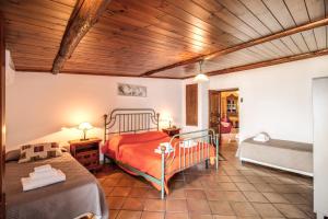 um quarto com 2 camas e um tecto de madeira em Heart and Soul of Sorrento em Sorrento