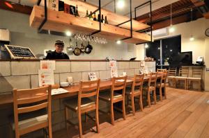 Restorāns vai citas vietas, kur ieturēt maltīti, naktsmītnē 駐車場無料 Nagoya Hostel The Three Smiles Free Car Park