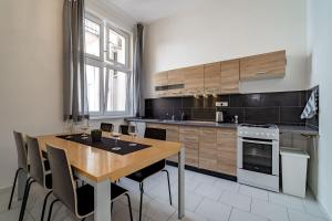 Kuchyňa alebo kuchynka v ubytovaní Avantguard Apartments + 17 fotografií