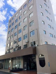 um grande edifício branco com janelas do lado em Hotel Tokuyama Hills Heiwadoriten em Shunan