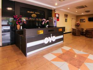 Lobi atau kawasan kaunter penerimaan di OYO 11343 Hotel Putra Iskandar