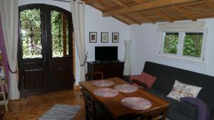 una sala de estar con una mesa con platos. en Agroturystyka Camping en Orzysz