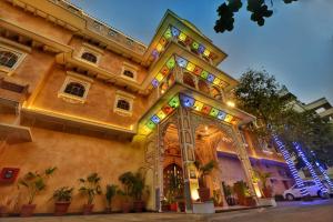 Un edificio con luces en el costado. en Nirbana Palace - A Heritage Hotel and Spa, en Jaipur