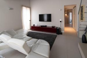 Televízia a/alebo spoločenská miestnosť v ubytovaní La Boheme di Ortigia Luxury - Ortigia Holidays