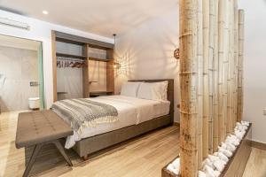 um quarto com uma cama e um poste em F & S LOUNGE SUITES em Parga