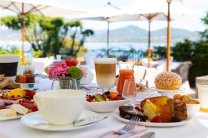 une table recouverte d'assiettes de nourriture et de tasses de café dans l'établissement La Bastide d'Antoine, à Saint-Tropez