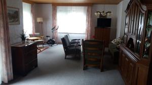 a living room with chairs and a table and a window at Ferienwohnung Im Waldwinkel in Stadthagen
