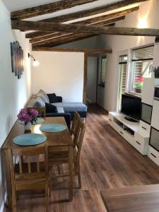 un salon avec une table et un canapé dans l'établissement Tulipán-Apartman, à Eger