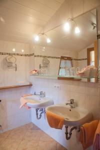 Koupelna v ubytování Hotel Der Seehof + 37 fotografií
