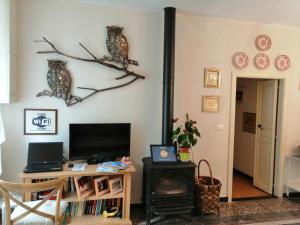 A television and/or entertainment centre at B&B Alle Ortensie Blu