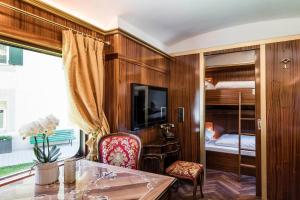 a room with a desk and a bedroom with a bunk bed at Luxury Lodge - Orient Express Lener in Campo di Trens