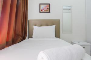 Postel nebo postele na pokoji v ubytování Exclusive 2BR Springlake Summarecon Bekasi Apartment By Travelio + 12 fotografií