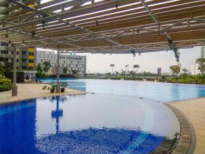 Bazén v ubytování Exclusive 2BR Springlake Summarecon Bekasi Apartment By Travelio nebo v jeho okolí