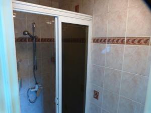 サン・マロにあるBAAN THAI ST MALOの浴室のガラス扉付きシャワー +10枚の写真