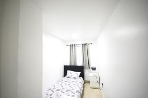 a bedroom with a bed and a window at London Zone 2 Three Bedroom Apartment in London