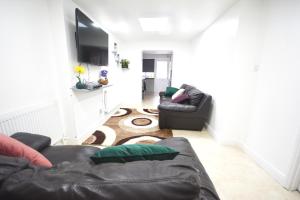 London Zone 2 Three Bedroom Apartment