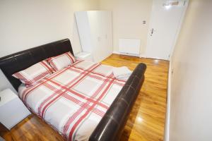 En eller flere senger på et rom på London Zone 2 Three Bedroom Apartment