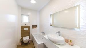 Koupelna v ubytování NEW VILLA DAVID, WI-FI, IPTV, 5 bedrooms, 4 bathrooms