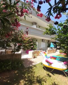 een huis met een speelgoedeenhoorn in de tuin bij Marianna Apartments in Almirida